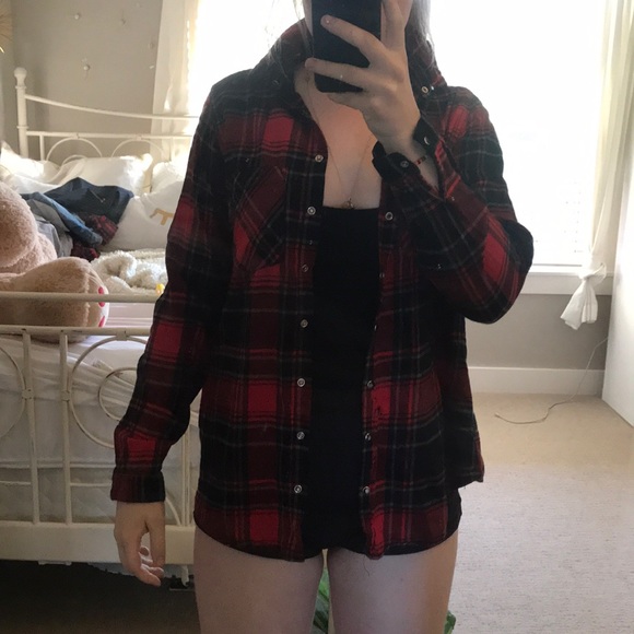 Plaid, medium size, barely worn, small hole - Picture 2 of 2
